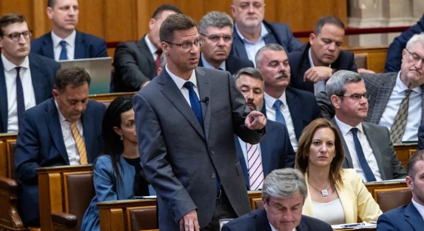 Gulyás Gergely szerint jogszerűen jártak el a magyar állampolgárságot kapó kanadaiak esetében