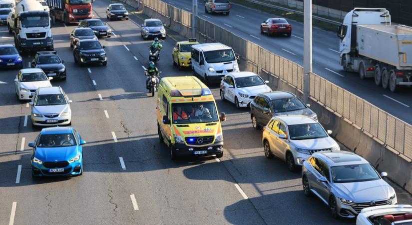 Teljes útzár van az M1-esen: mentőhelikoptert is riasztottak a tömegbaleset helyszínére