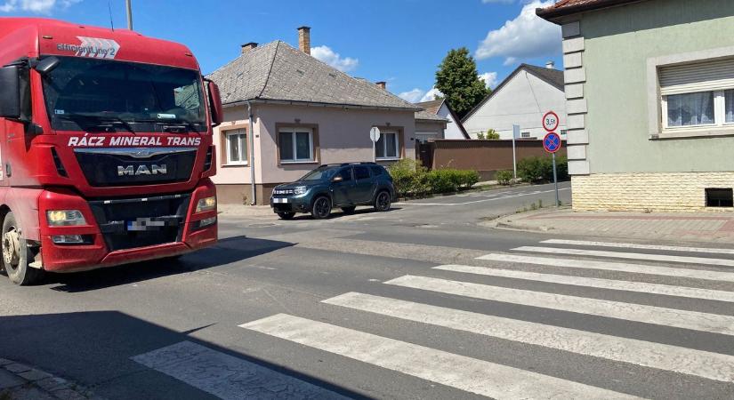 Elegük lett a bajaiaknak: petíció indul a belvárosi teherforgalom ellen – fotók