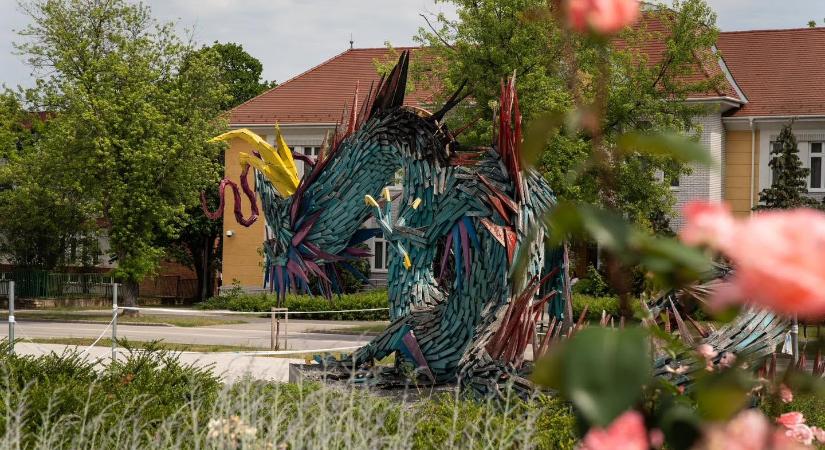 Felújítják a kazincbarcikai sárkányszobrot
