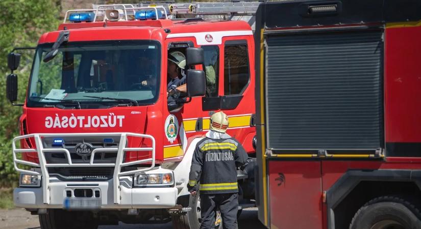 Lángba borult egy autó az M3-ason, félpályán halad a forgalom