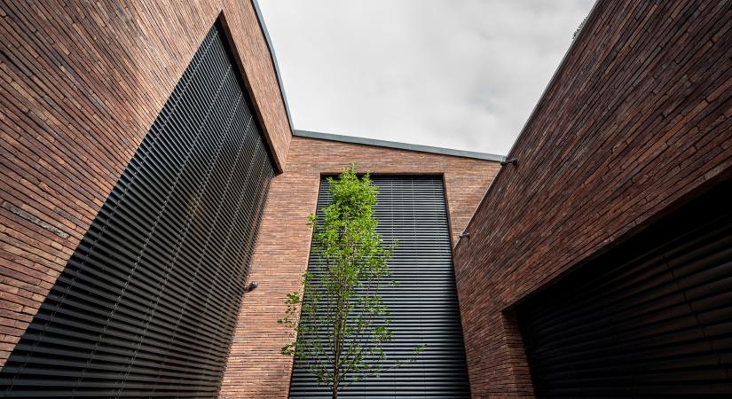 Nagyméretű (üveg)felületek árnyékolása I. – Óriás méretű külső- és belső téri árnyékoló rendszerek – függőleges síkban