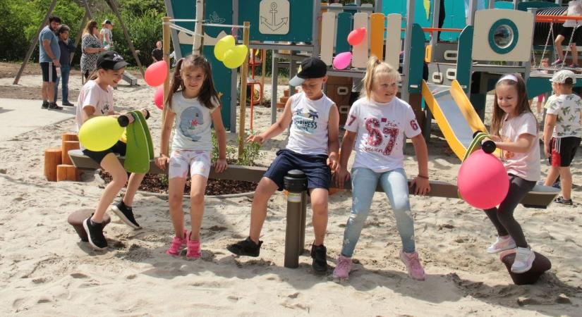 Újabb játszótérrel gazdagodott a Tisza-parti település, a gyerekek nagy örömére