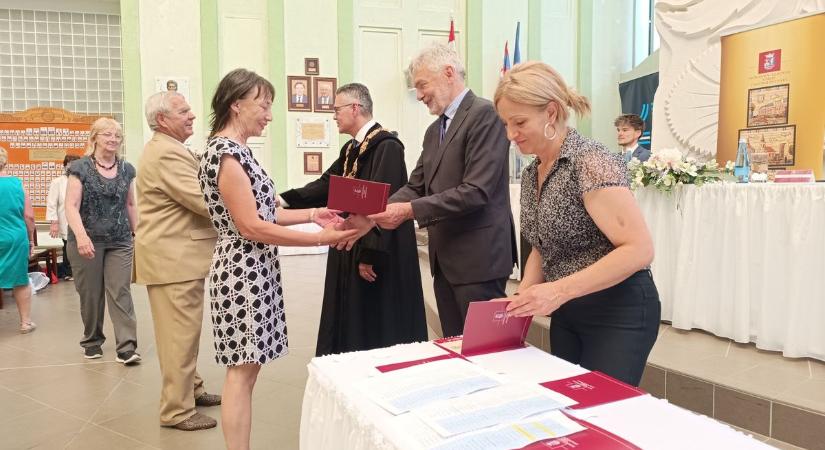 Nyugdíjas Egyetem: 191-en vehették át diplomájukat – Fotók