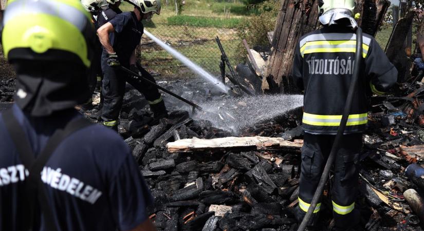 A szerencsén múlott, hogy nem terjedt a házra - Videón és fotón mutatjuk a leégett győri helyszínt