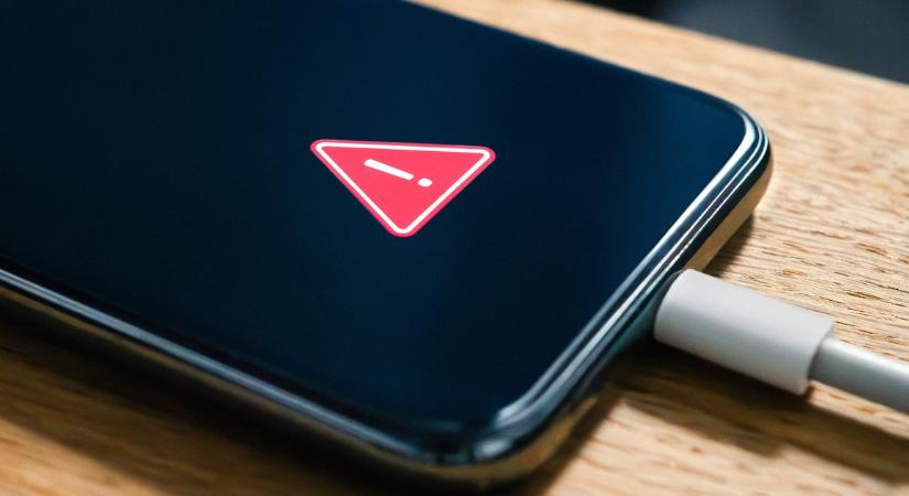 A tokjában töltöd a telefont? Durva kárt okozhat, súlyos tízezrekbe kerülhet a javítás