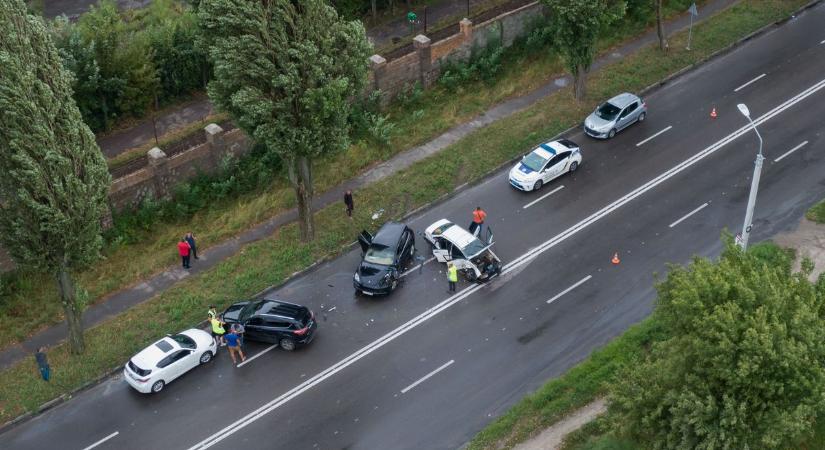 Mentőhelikopter szállt le az M1-esen: négy autó rohant egymásba Bicskénél