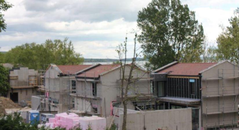 Kevesebb és drágább az új építésű lakás a Balatonon