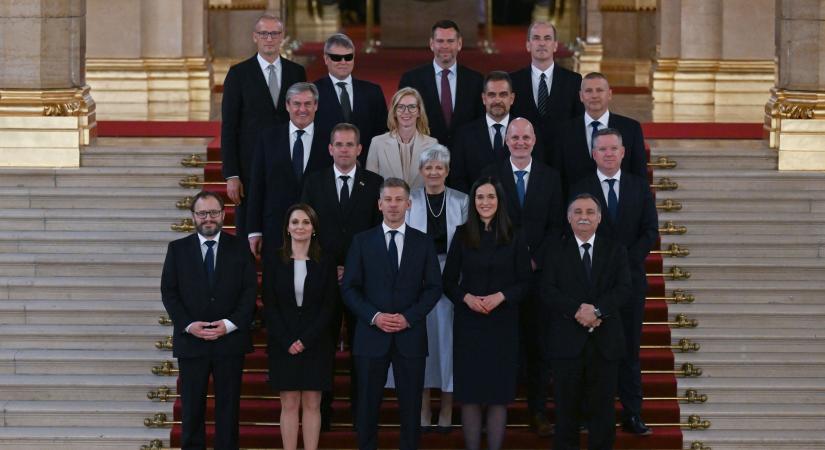 Ruffnak könyvtára, Vitézynek részvényei, Görögnek befektetései vannak