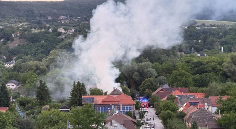 Családi ház lángolt, mindent beborított a füst helyszíni fotó, videó