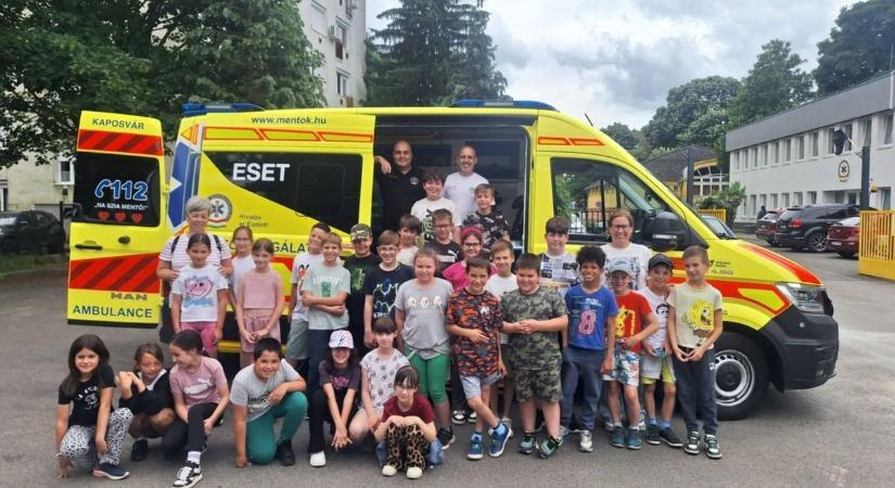 Gyereksereg a mentőállomáson - a te kisfiad, kislányod is látható a fotón?