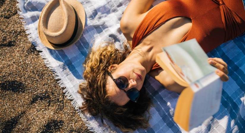 Ha a strandon is szeretsz olvasni, ezt az eszközt neked találták ki – Ráadásul alig foglal helyet