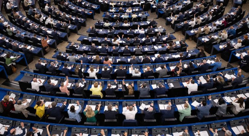 Megszavazta az Európai Parlament az illegális bevándorlók kitoloncolásáról szóló szigorított szabályokat