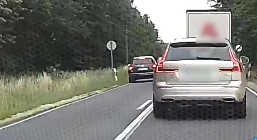 Hajmeresztő jelenet Pápakovácsi közelében: az árokba menekült a sofőr a frontális ütközés elől videó!
