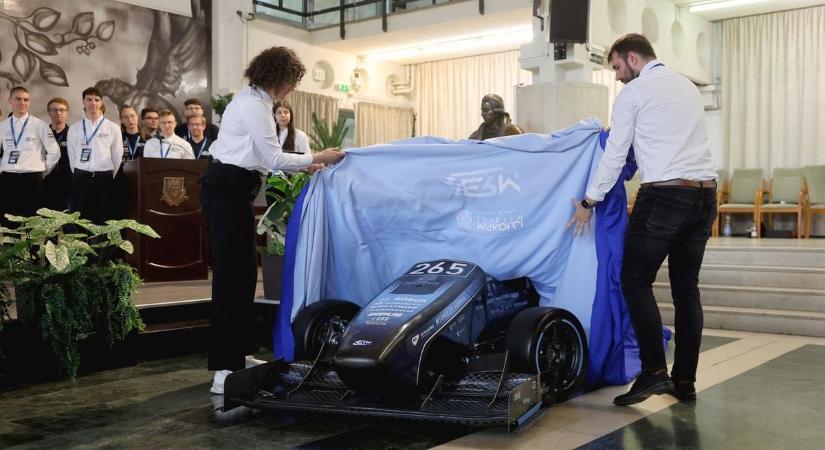 Leleplezték a Miskolci Egyetem első elektromos Formula Student versenyautóját - képekkel, videóval