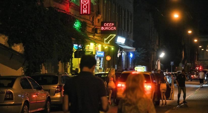 Kevés a rendőr, ezért biztonsági őröket vezényel a Klauzál tér környékére a VII. kerületi önkormányzat