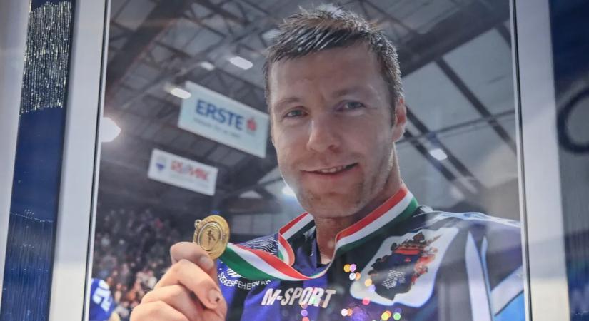 A magyar és a fehérvári hoki legendájára emlékeznek