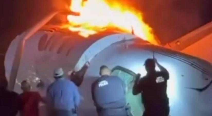 Autópályára zuhant egy repülőgép Texasban, az autósok mentették az utasokat a lángoló gépből – videók