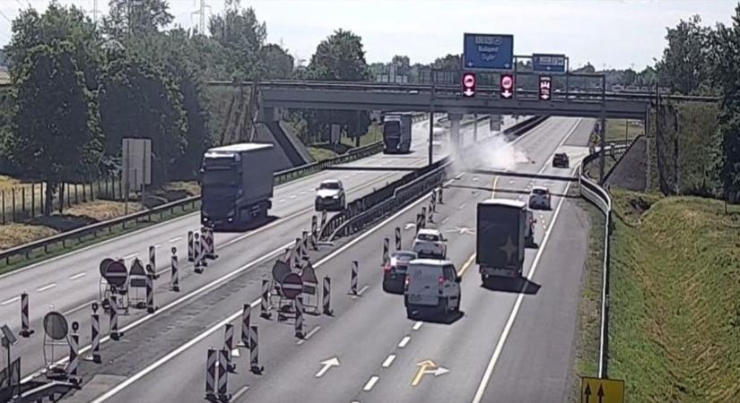 Későn vette észre a sávelhúzást, videón a döbbenetes motorosbaleset