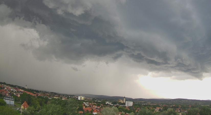 Légzuhatagokkal érkezett a vihar Keszthelyre