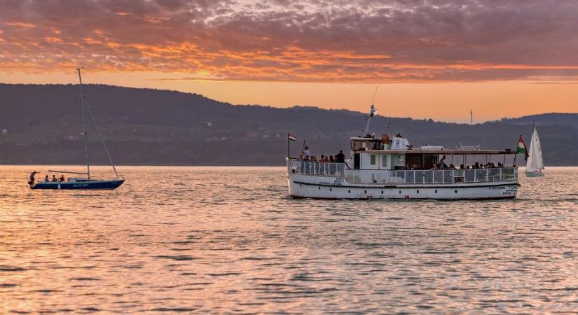 Hajóval a Balatonon: felejthetetlen élmény Almádi, Alsóörs és Tihany között (videó)
