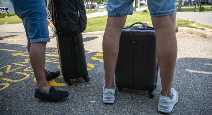 A nyári szezon előtt robbant a botrány: így bánnak a Wizz Air-utasok csomagjaival? Reagált a légitársaság