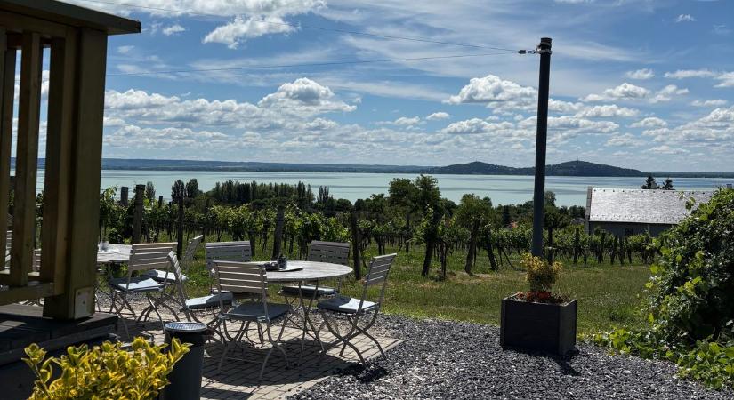 Átszállás nélkül a Balatonra: hamarosan indulnak a nyári járatok Komlóról