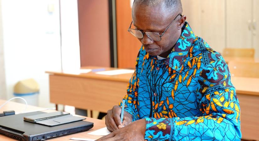 Afrikai király szerzett diplomát a Nyíregyházi Egyetemen: meglepően nyilatkozott hazánkról és a megyeszékhelyről (fotókkal)