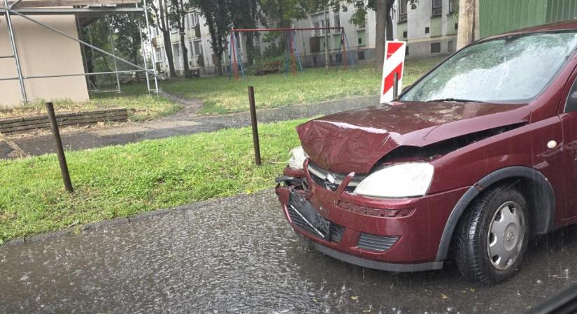 Három autó karambolozott az Egyetem sugárúton