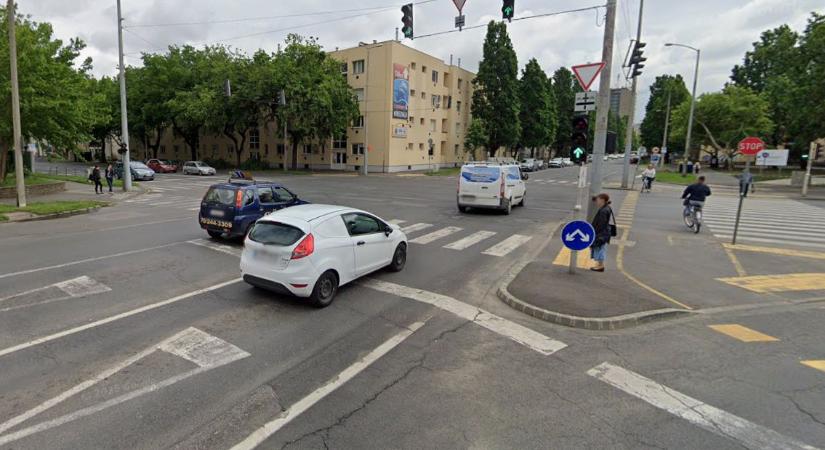 Hármas ütközés a debreceni kereszteződésben