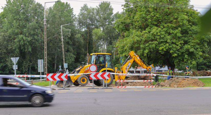Csütörtök délutánra állhat helyre a forgalom az Árpád és a Hunyadi utca kereszteződésében