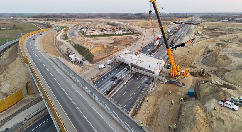 Változott a forgalmi rend az M44–M5 csomópontnál