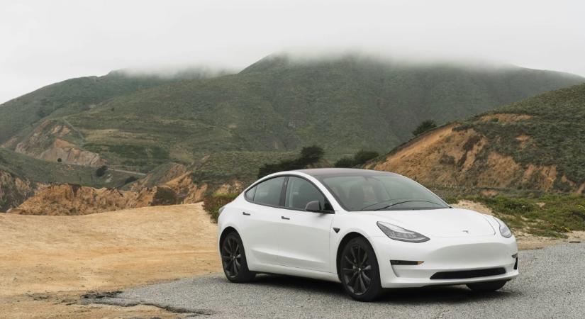 Az európai ország, ahol már 40 ezer önvezető Tesla rója az utakat. Az egész EU-ban enyhítenének a szabályozáson