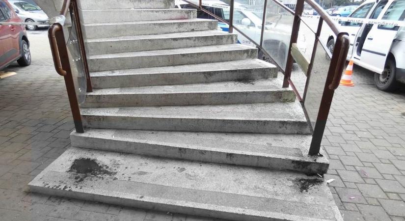 Csak hűteni akarta a kedélyeket, brutálisan megkéseltek egy férfit a kocsma lépcsőjén Salgótarjánban - most lépett az ügyészség