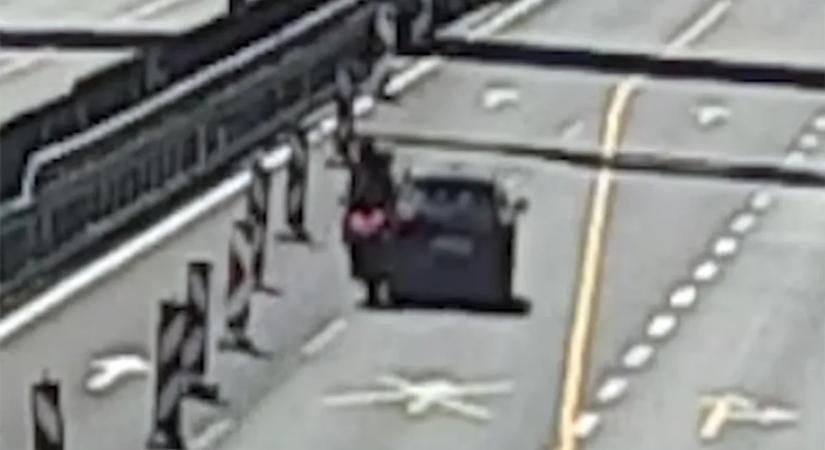 Lehetetlen helyen próbált előzni az őrült motoros, óriási fejre állás lett belőle – videó