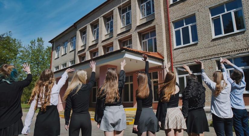 Egy iskola meghúzta a határt: a haspóló és a forrónaci ellen üzent hadat