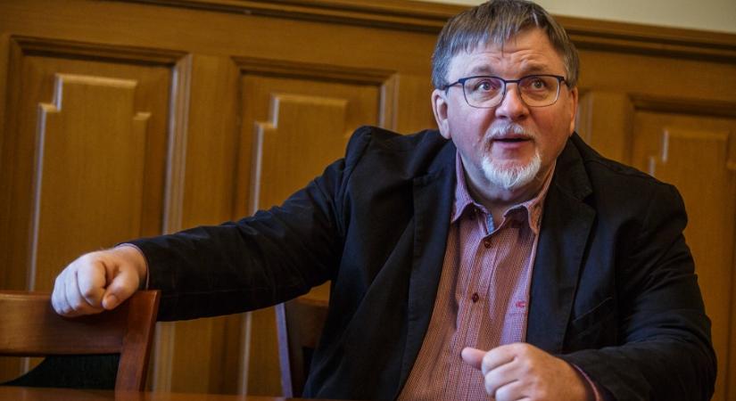 Hivatalos dokumentumok szerint a Magyar Felsőoktatási Akkreditációs Bizottság kétszer is elutasította Dézsi Csaba András egyetemi tanári pályázatát, a kinevezés mégis megtörtént