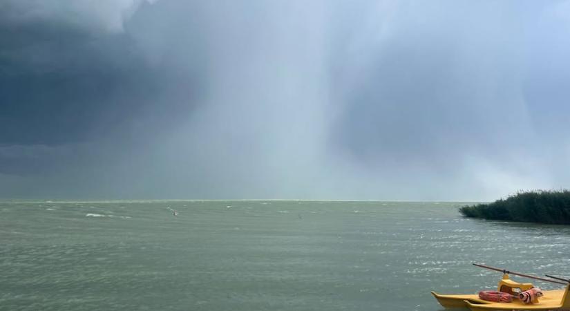 Lecsapott az ítéletidő a Balatonra: felhőszakadást, brutális szelet és jégesőt hozott a zivatarcella