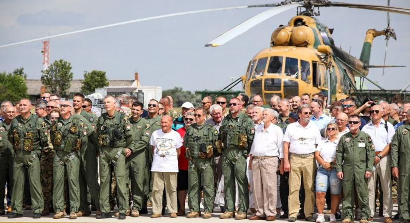 Tábornokok sírtak a szolnoki betonon: örökre leálltak a honvédség szovjet helikopterei – videóval, galériával