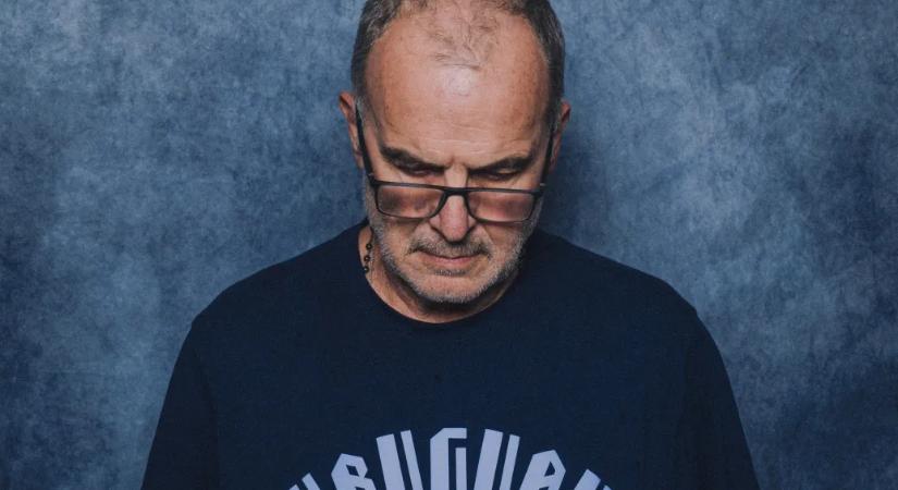 „Nem vagyok modell, mit magyarázkodjak?” – mondta Marcelo Bielsa a cipőbámulós vb-portréjáról