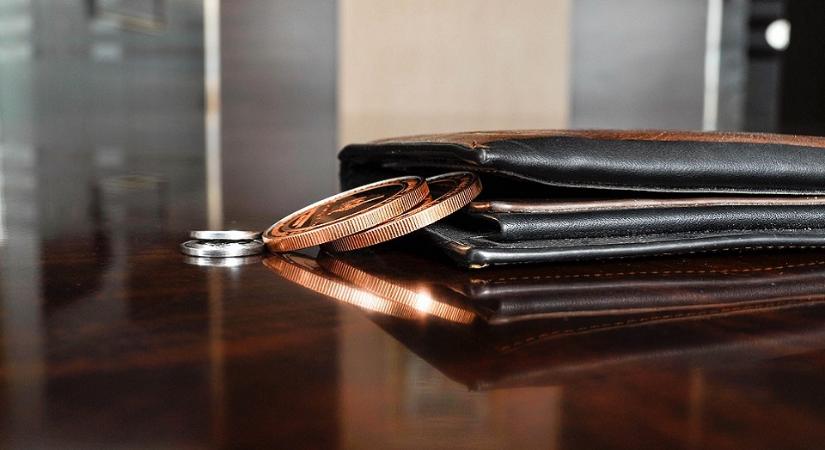Négy nemzetgazdasági ágban is 1 millió forint fölött volt a bruttó átlagkereset áprilisban