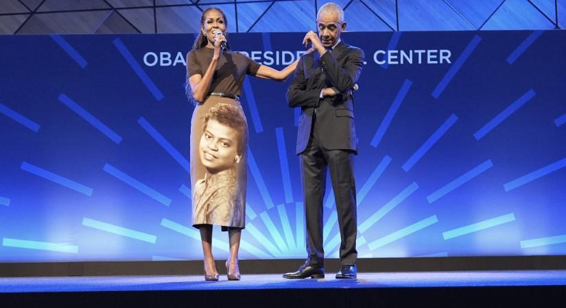 Miért viselt egy női arcképpel ellátott szoknyát Michelle Obama, amit még férje is megkönnyezett?