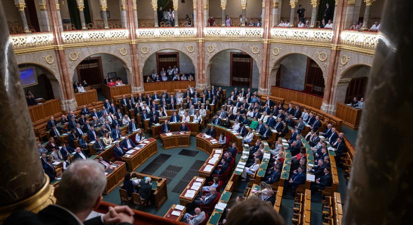 Megvágták a politikusi fizetéseket, de a béremelkedés gyorsan visszahozhatja őket