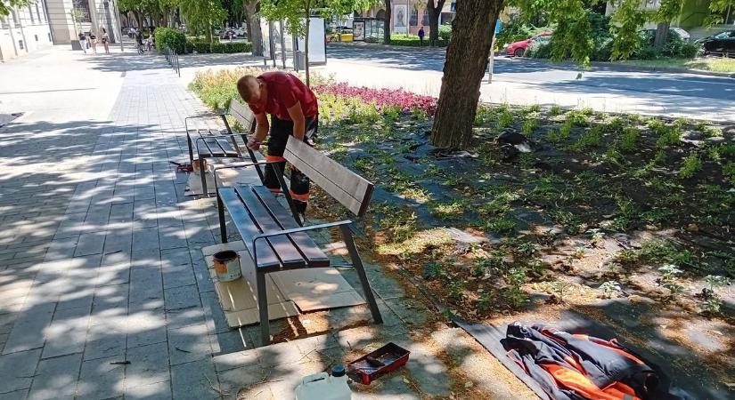 Megújulnak Eger utcabútorai