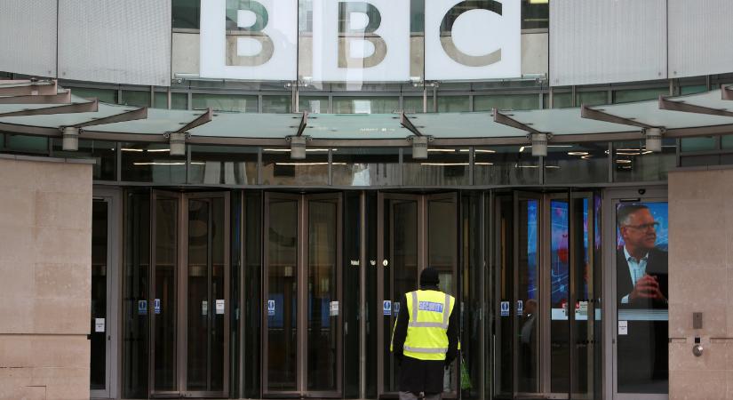 Tömeges leépítés kezdődik a BBC-nél, első lépésként 550 dolgozót küldenek el