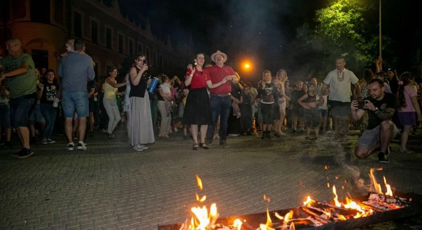 Retró buszok, kulisszatitkok és éjszakai kalandok: jön Kecskemét egyik legkülönlegesebb estéje