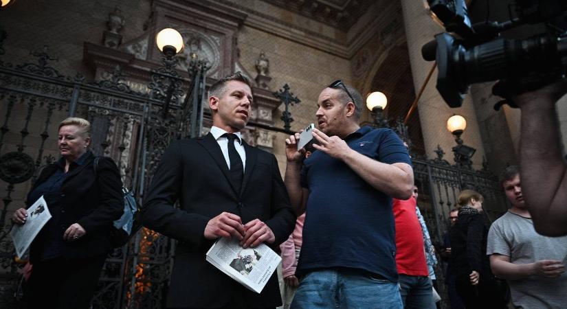 Felizzott a Védvonal: Orbán Viktor dicsérte, ezért csapott le a rendőrség a hírportálra