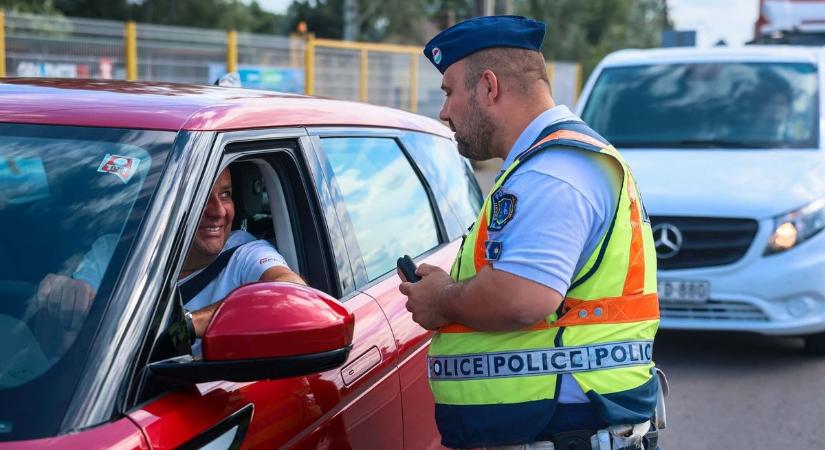 Ezek a sofőrök olyan veszélyt jelentenek az utakon, mint egy időzített bomba – rendőrök lepték el a 31-es főutat (fotó és videó)