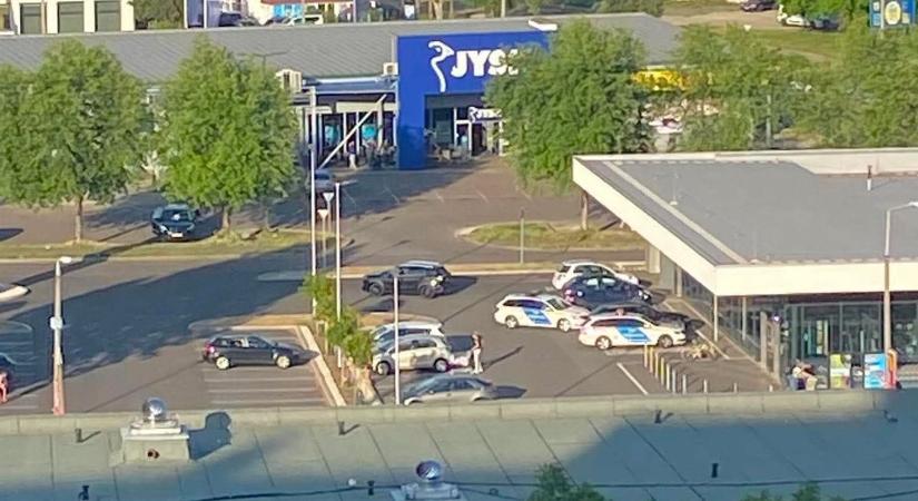 Akció az egri Aldiban, csak másképp - szirénázó rendőrautók lepték el az üzlet parkolóját