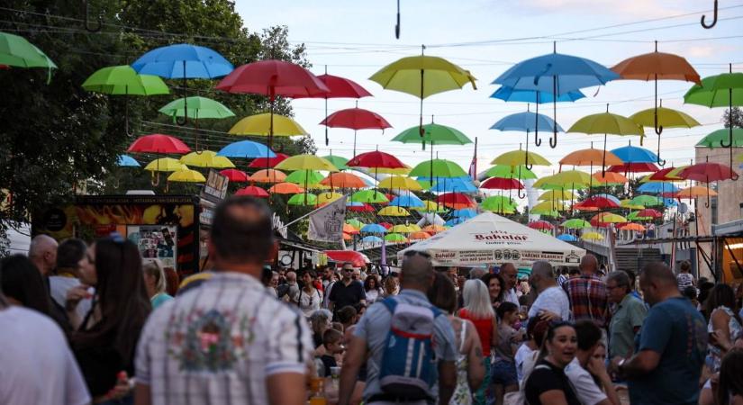 Beindult a Tiszavirág-őrület: hatalmas tömeggel startolt el Szolnok kedvenc fesztiválja – galériával és videóval